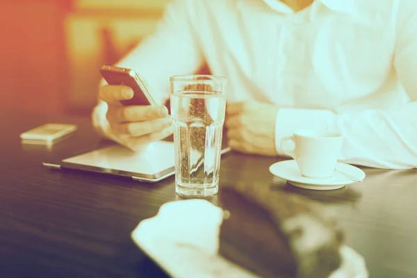 Tablet ve akıllı telefonlar ile kahve arası — Stok fotoğraf