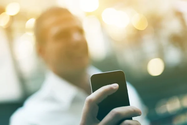 Hombre con smartphone — Foto de Stock