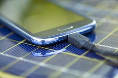 Cep telefonu solar şarj cihazıyla şarj
