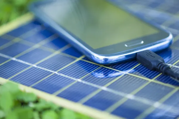 Cep telefonu solar şarj cihazıyla şarj