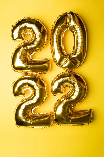 2022 Concept New Year Golden Foil Balloon Yellow Background Stock — Stock Photo, Image