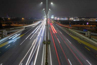 Belgrad, Sırbistan - gece otoyolda hafif patikalar, uzun süreli kentsel arkaplan