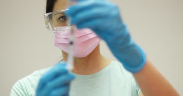 Médico Cientista Luvas Proteção Máscara Segurando Frasco Vidro Com Líquido — Vídeo de Stock