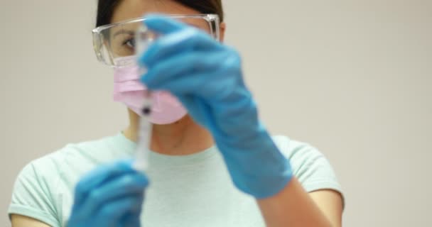 Médecin Scientifique Gants Protection Masque Tenant Flacon Verre Avec Liquide — Video