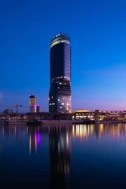 Belgrad Rıhtımı 'nın çağdaş kesiminde Sırbistan Başkenti Sava Nehri üzerindeki Altın Saat