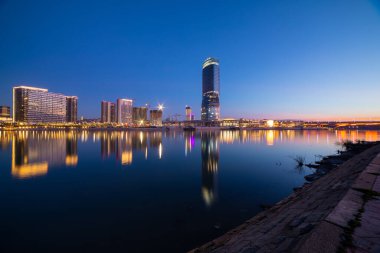 Belgrad Rıhtımı 'nın çağdaş kesiminde Sırbistan Başkenti Sava Nehri üzerindeki Altın Saat