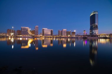 Belgrad Rıhtımı 'nın çağdaş kesiminde Sırbistan Başkenti Sava Nehri üzerindeki Altın Saat