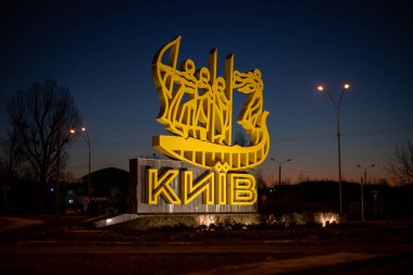Sabahın erken saatlerinde Kyiv Zhulyany havaalanının önündeki Kyiv şehrinin logosu