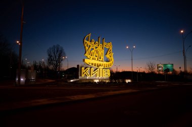 Sabahın erken saatlerinde Kyiv Zhulyany havaalanının önündeki Kyiv şehrinin logosu