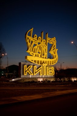 Sabahın erken saatlerinde Kyiv Zhulyany havaalanının önündeki Kyiv şehrinin logosu