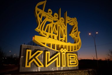 Sabahın erken saatlerinde Kyiv Zhulyany havaalanının önündeki Kyiv şehrinin logosu