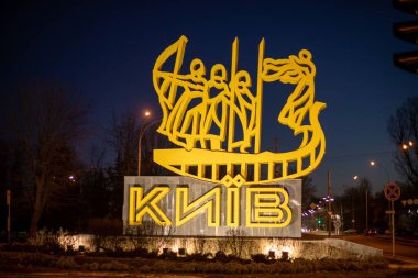 Sabahın erken saatlerinde Kyiv Zhulyany havaalanının önündeki Kyiv şehrinin logosu