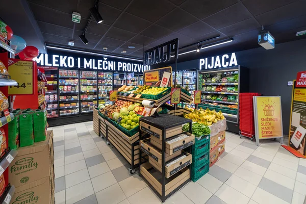 Valjevo セルビア 2022年3月4日 現代のスーパーマーケット — ストック写真