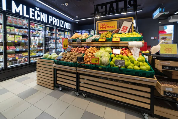 Valjevo セルビア 2022年3月4日 近代的な地元のスーパーマーケットの新鮮な果物や野菜 — ストック写真