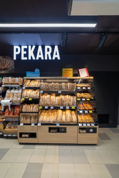Valjevo セルビア 2022年3月4日 ベーキー一部近代的なローカルスーパーマーケットストア — ストック写真