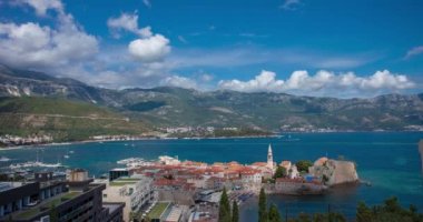 Budva, Karadağ. Adriyatik Denizi üzerindeki Ünlü Turistik Kasabanın Güzel Zamanda Süreleri
