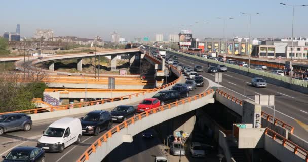 ベオグラード セルビア 高速道路橋 都市の背景に車の交通渋滞ラッシュや車 — ストック動画