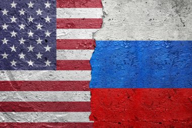 ABD, Rusya 'ya karşı - Solunda Amerika Birleşik Devletleri bayrağı, sağında da Rus bayrağı olan çatlamış beton bir duvar