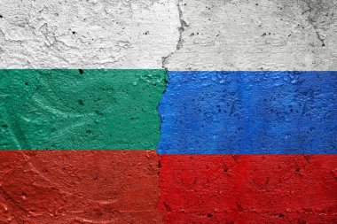 ABD Rusya 'ya Karşı - Solunda Bulgar bayrağı, sağında Rus bayrağı bulunan çatlak beton duvar
