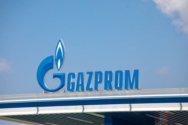 Belgrad, Sırbistan - 30 Nisan 2022: Sırbistan 'ın Belgrad kentindeki Gazprom Neft Gaz istasyonunun ayrıntıları. Logo. Gazprom Rusya 'nın ana enerji ve enerji şirketlerinden biri.