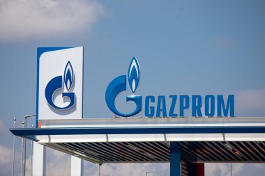 Belgrad, Sırbistan - 30 Nisan 2022: Sırbistan 'ın Belgrad kentindeki Gazprom Neft Gaz istasyonunun ayrıntıları. Logo. Gazprom Rusya 'nın ana enerji ve enerji şirketlerinden biri.