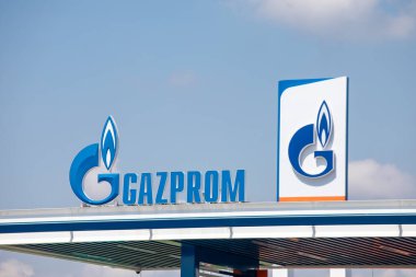 Belgrad, Sırbistan - 30 Nisan 2022: Sırbistan 'ın Belgrad kentindeki Gazprom Neft Gaz istasyonunun ayrıntıları. Logo. Gazprom Rusya 'nın ana enerji ve enerji şirketlerinden biri.