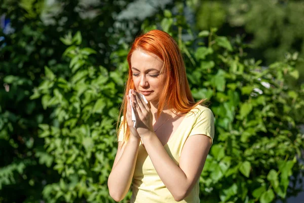 Young Redhair Woman Sneezing Front Blooming Tree Pollen Allergy Symptoms — Stock Photo, Image