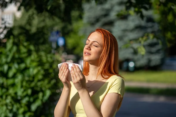 Mujer Pelirroja Joven Estornudando Frente Árbol Floreciente Polen Síntomas Alergia —  Fotos de Stock