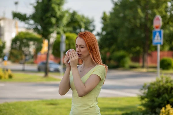 Mujer Pelirroja Joven Estornudando Primavera Delante Árbol Floreciente Polen Síntomas —  Fotos de Stock