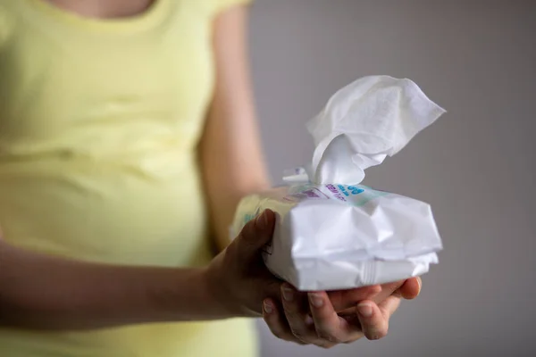 包装からぬれたワイプを取る女性 衛生と健康の予防 — ストック写真