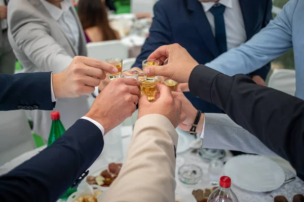 友人はセルビアの結婚式でラキアブランデーを祝います 手を閉じて — ストック写真