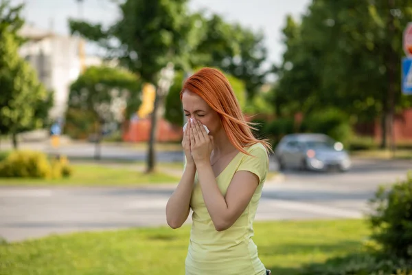 Mujer Pelirroja Joven Estornudando Primavera Delante Árbol Floreciente Polen Síntomas —  Fotos de Stock