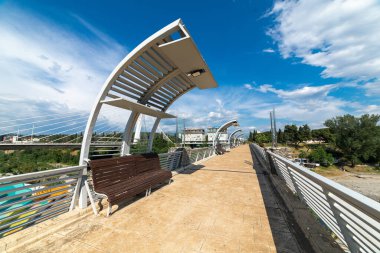 Karadağ 'ın başkenti Moraca nehri üzerindeki Podgorica' daki köprüler. Modern mimari, şehrin sembolü.