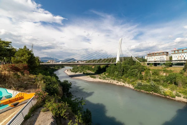 モラカ川にポドゴリツァの橋 モンテネグロの首都 近代建築 都市のシンボル — ストック写真