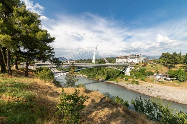 モラカ川にポドゴリツァの橋 モンテネグロの首都 近代建築 都市のシンボル — ストック写真