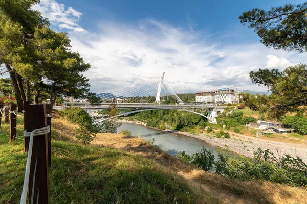 モラカ川にポドゴリツァの橋 モンテネグロの首都 近代建築 都市のシンボル — ストック写真