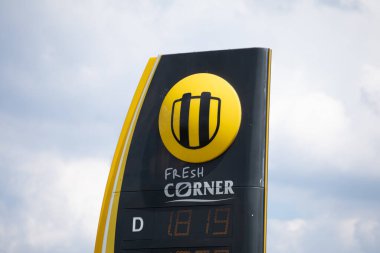 Sahy, Slovakya - 7 Haziran 2022: Slovnaft benzin istasyonundaki Totem fiyat kurulu. Slovnaft, Slovakya 'da bir petrol arıtma şirketi.