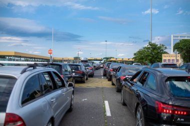 Horgos, Sırbistan - 5 Haziran 2022: Sırbistan ile Macaristan ve Avrupa Birliği arasındaki Horgos sınır kapısında trafik sıkışık. Arabalar sırada bekliyor.