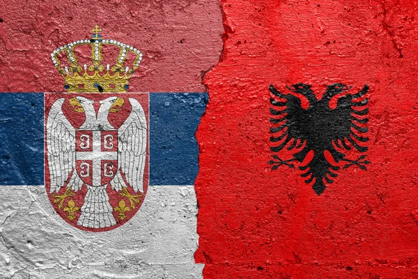 Сербія Албанія Прапори Бетонна Стіна Намальована Сербського Прапора Зліва Албанського — стокове фото