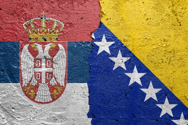 セルビア ボスニア ヘルセオニア国旗 左側にセルビア国旗 右側にボスニア国旗が描かれたコンクリート製の壁 — ストック写真