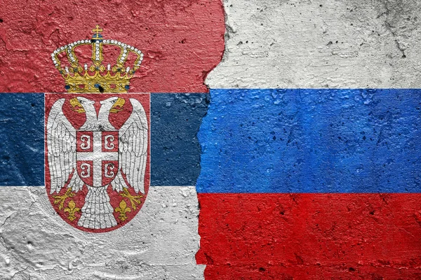 Bandeiras Sérvia Rússia Parede Concreto Rachado Pintada Com Uma Bandeira — Fotografia de Stock