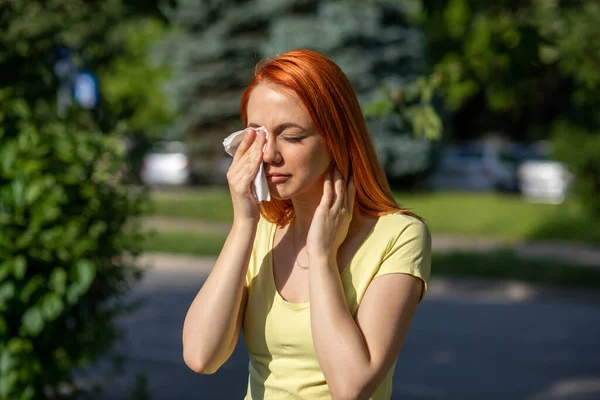 Mujer Pelirroja Joven Estornudando Frente Árbol Floreciente Polen Síntomas Alergia —  Fotos de Stock