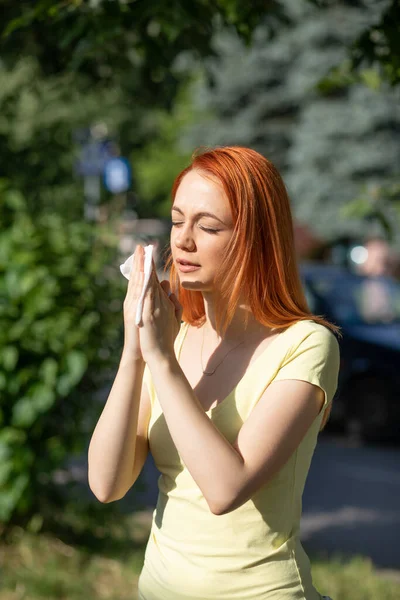 Genç Kızıl Saçlı Kadın Çiçek Açan Ağacın Önünde Hapşırıyor Polen — Stok fotoğraf