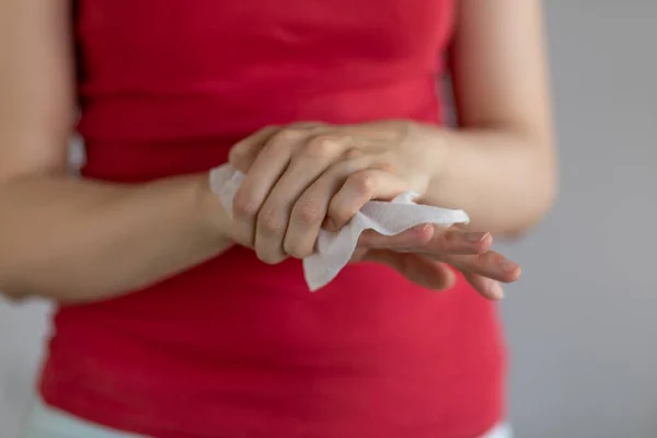 赤ちゃんのぬれたワイプで手をきれいにする 感染症の予防 ストックフォト — ストック写真
