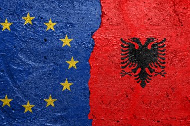 Avrupa Birliği ve Albany bayrakları - Solda AB bayrağı, sağda Arnavut bayrağı ile boyanmış beton duvar