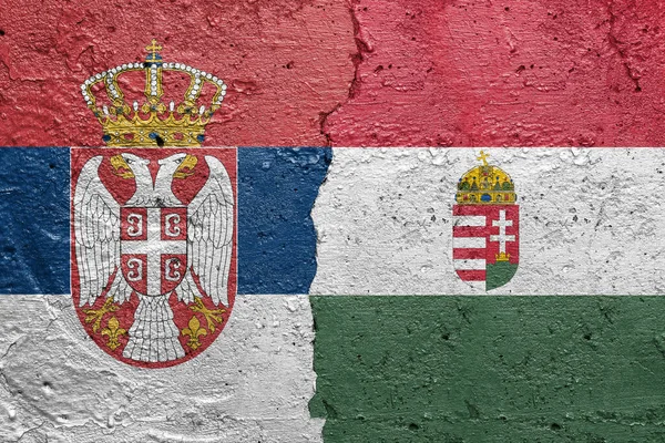 Bandeiras Sérvia Hungria Muro Betão Rachado Pintado Com Uma Bandeira — Fotografia de Stock