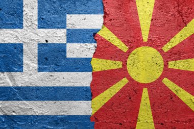 Yunanistan ve Kuzey Makedonya - Solunda Yunan bayrağı, sağında Makedon bayrağı bulunan çatlak beton duvar