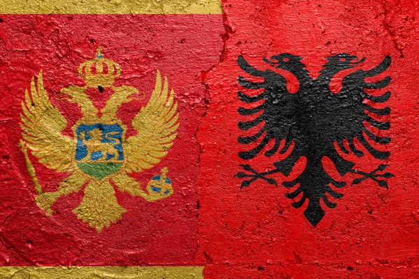 Czarnogóra Albania Pęknięty Betonowy Mur Malowany Flagą Czarnogóry Lewej Albańską — Zdjęcie stockowe