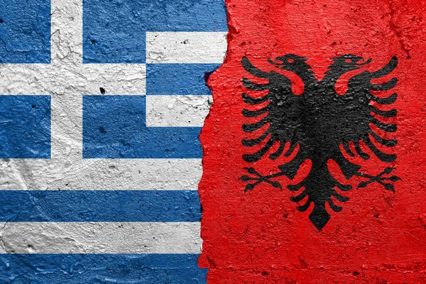 Grecja Albania Pęknięty Betonowy Mur Malowany Grecką Flagą Lewej Albańską — Zdjęcie stockowe