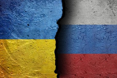 Ukrayna ve Rusya - Solunda Ukrayna bayrağı, sağında da Rus bayrağı bulunan çatlak beton duvar